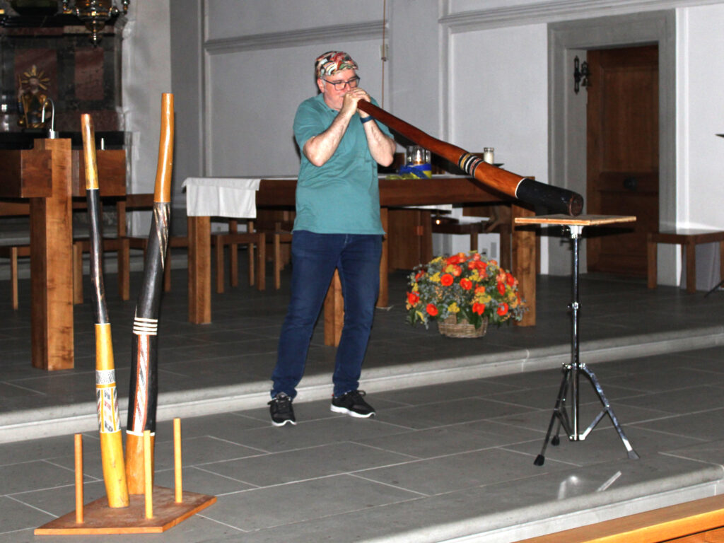 Eine ungewohnte wie spannende  Kombination: Didgeridoo und Orgel in der Kirche Walchwil | © Arnold Landtwing